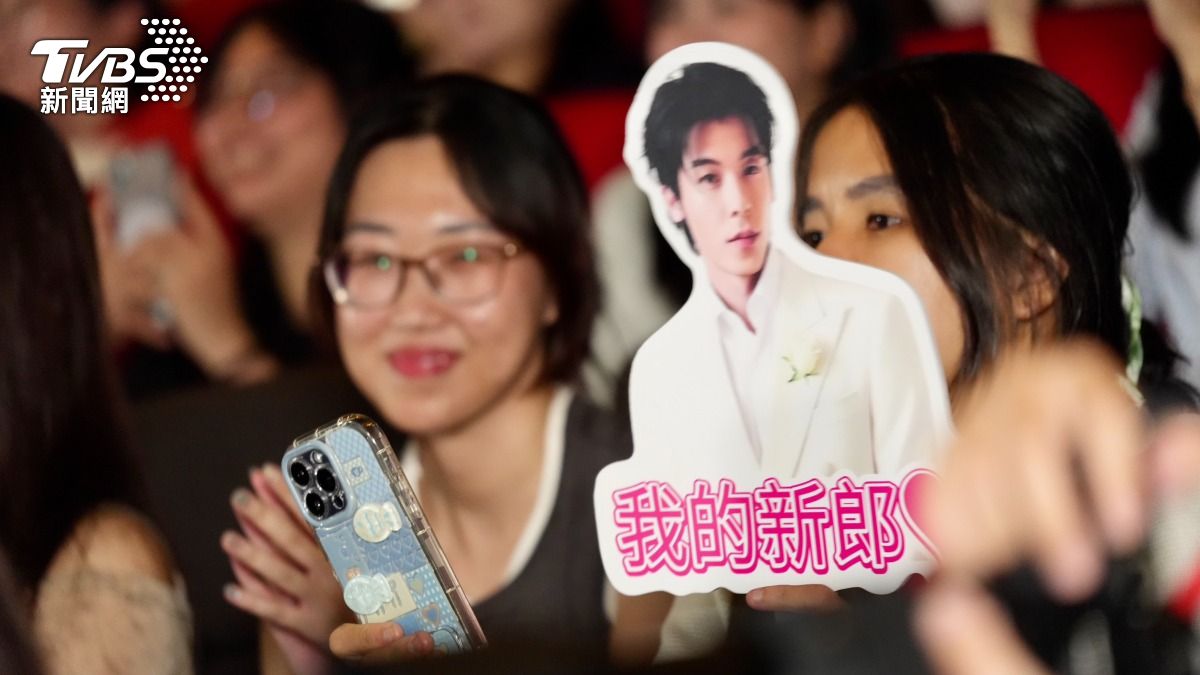 許光漢越南粉絲高舉「我的新郎」字卡。（圖／區國強攝）