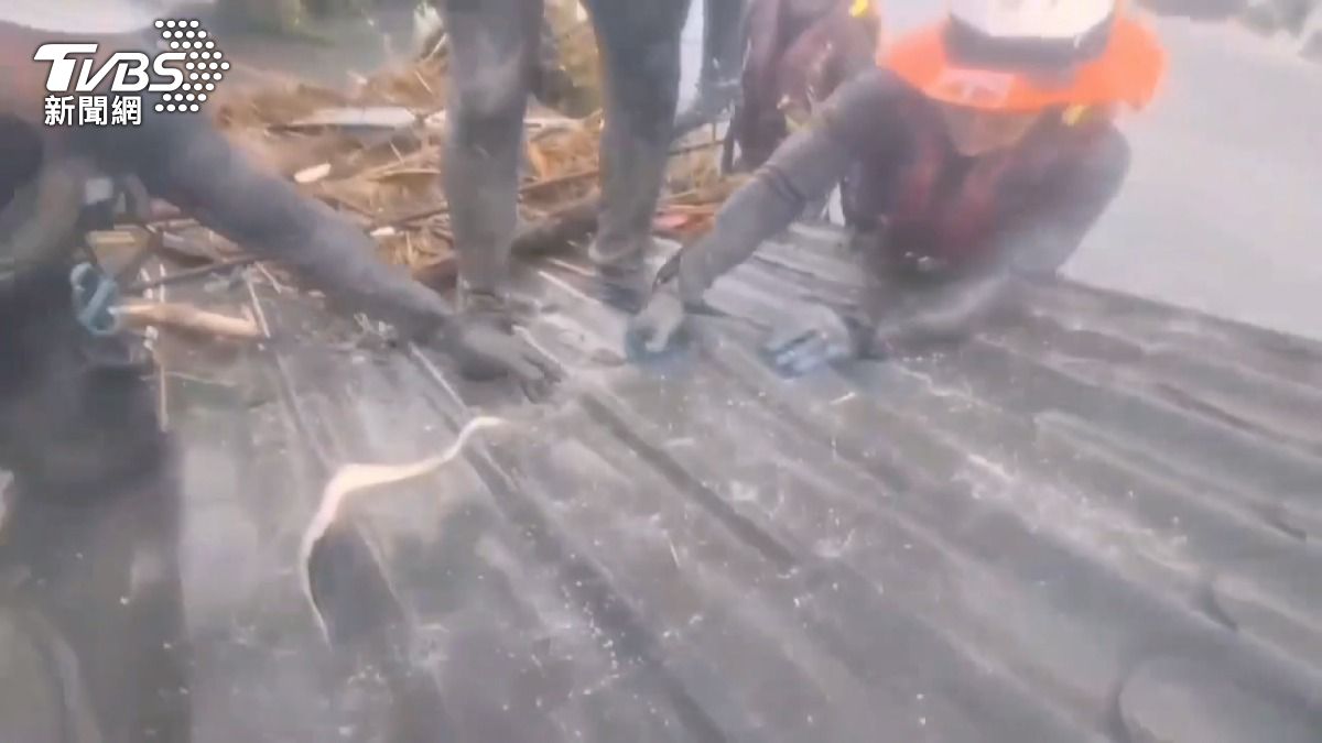 花蓮佛祖街嚴重淹水!女童「被安置最高處」獲救 祖父母下落不明。(圖/TVBS)