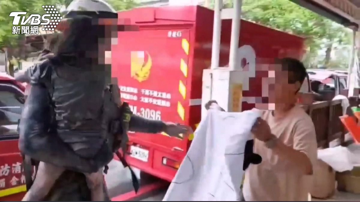 6歲童獲救了!切開屋頂尋獲 祖父母失聯。(圖/TVBS)