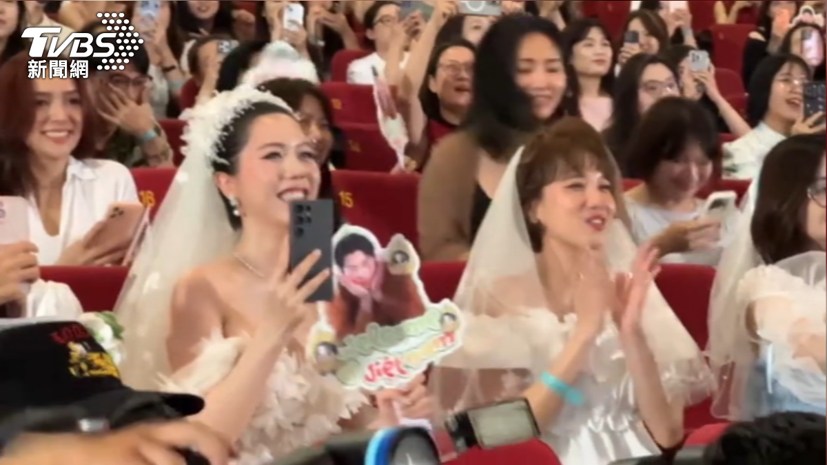 粉絲穿婚紗搶見許光漢。(圖/TVBS)