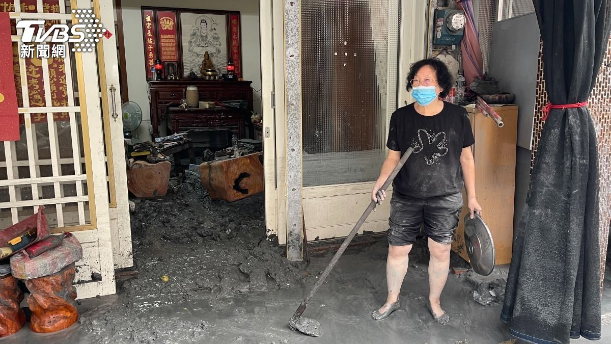 花蓮縣馬太鞍溪堰塞湖大量泥流灌進下游的光復鄉市區，許多居民家園遭沖毀。（圖／TVBS）