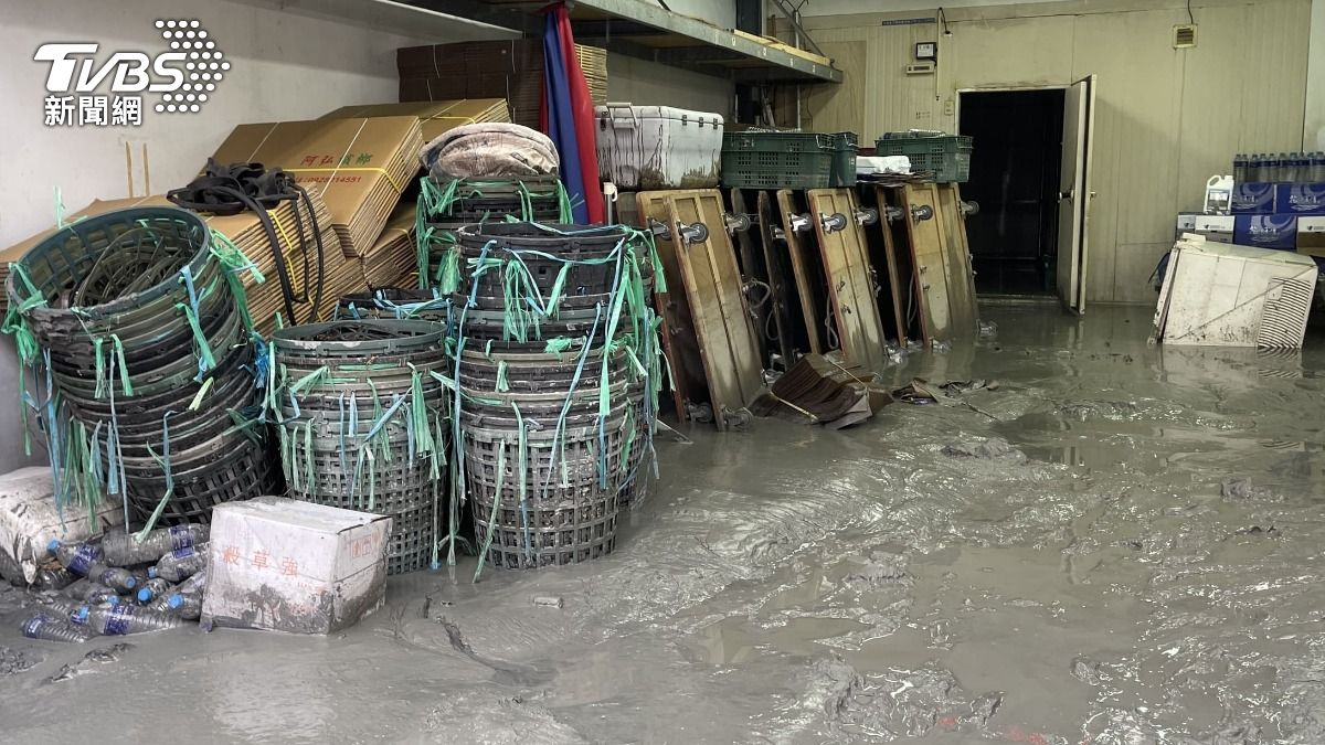 花蓮馬太鞍溪堰塞湖溢流造成光復地區陷入泥濘與混亂，花蓮縣府開立賑災專戶。（圖／TVBS）