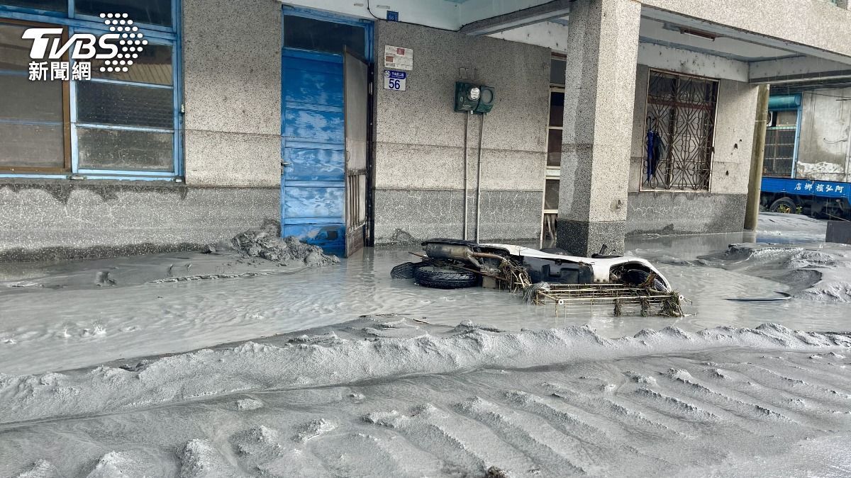 花蓮馬太鞍溪堰塞湖溢流造成光復地區陷入泥濘與混亂，花蓮縣府開立賑災專戶。（圖／TVBS）
