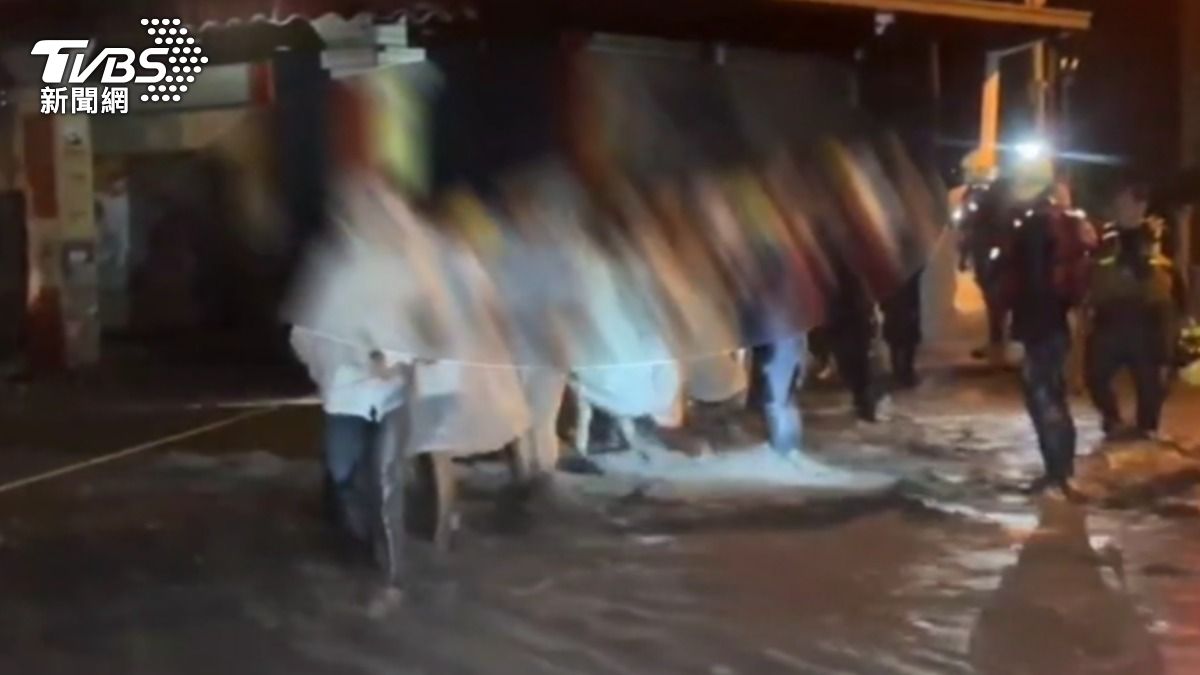 花蓮高職師生受困,特搜人員拉繩攙扶過馬路。(圖/TVBS)