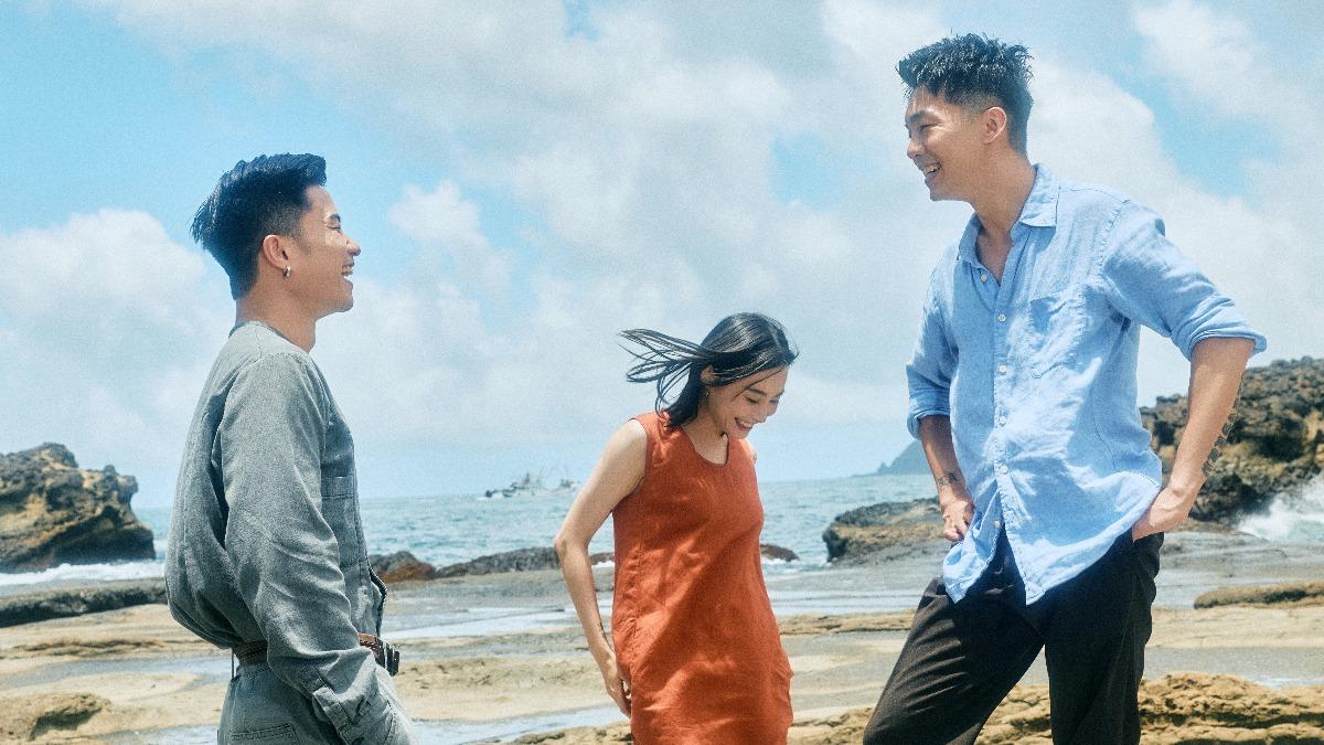 鄭宜農(中)與陳冠瑋(右)、徐挺芳(左)合作。(圖/人力飛行劇團提供)