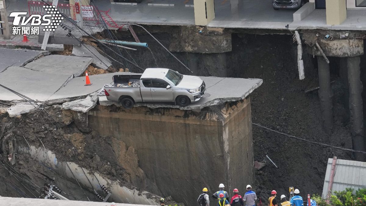 曼谷驚見「巨大天坑」!汽車、電線桿全掉入 疑施工地鐵釀禍
