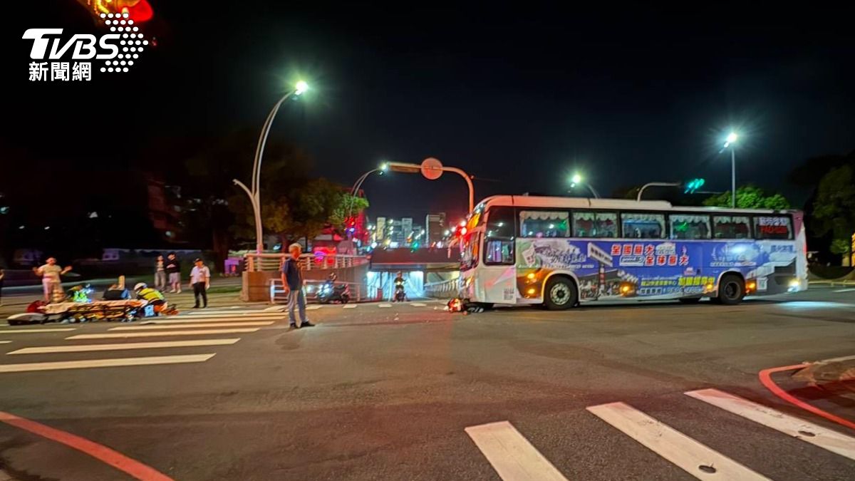 現場車殼碎片噴飛。(圖/TVBS)