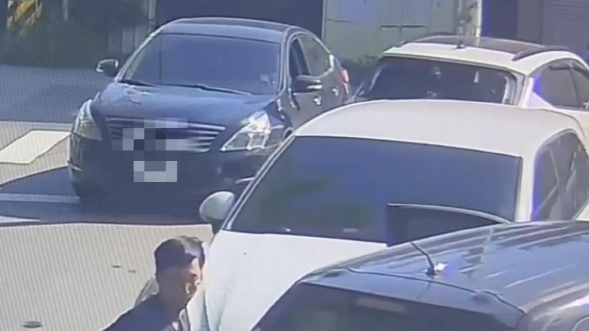 犯嫌開車衝撞警方。(圖/民眾提供)