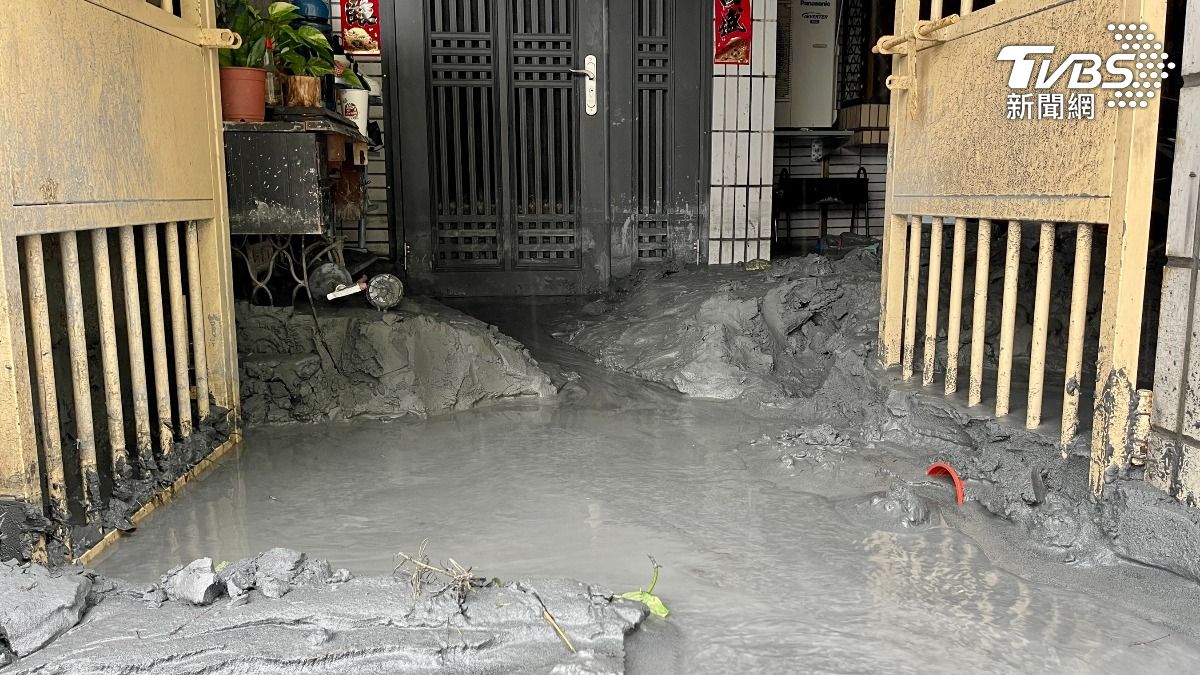 花蓮光復鄉淹水嚴重,土石衝進民宅。(圖/潘建樺攝)