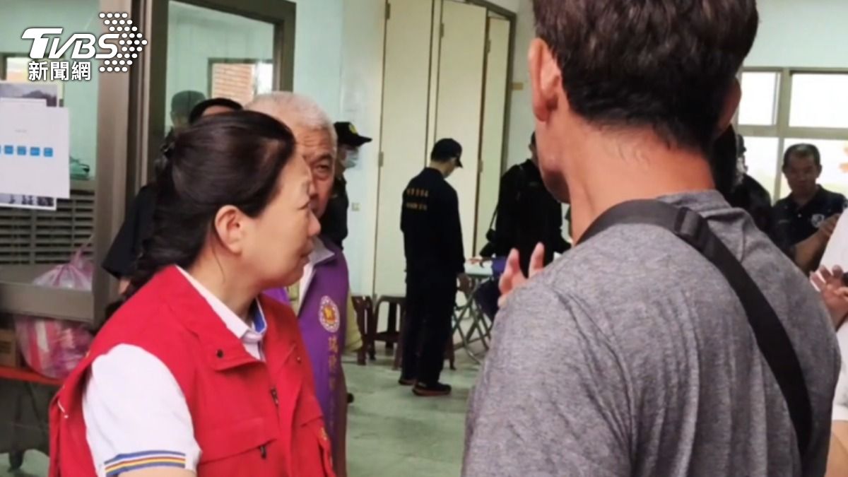 縣長徐榛蔚前往殯儀館慰問。(圖/TVBS)
