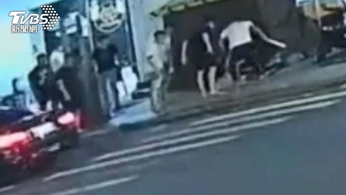 高雄市警方近日破獲一起詐騙集團內部擄人勒贖案件,兩名車手私吞集團贓款高達 300 多萬元。(圖/TVBS)