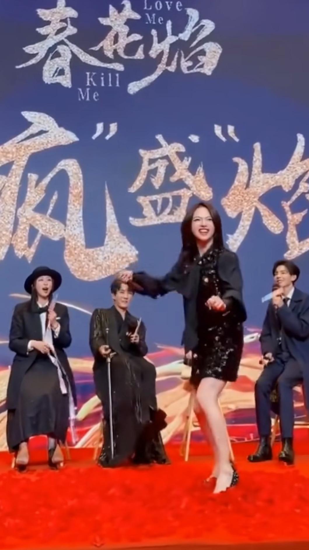 吳謹言(右)懷孕期還在工作。(圖/翻攝自微博)
