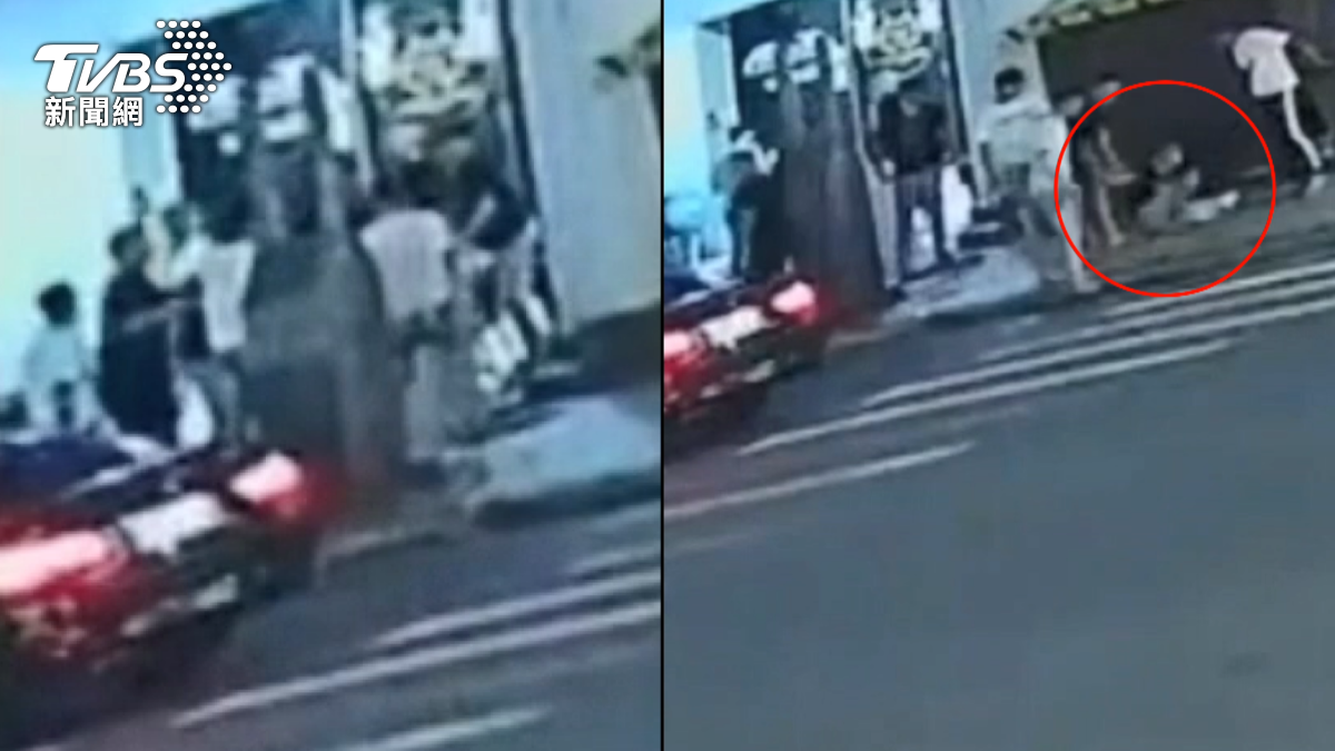 一群人從路邊車輛走下,將一名男子團團圍住,並持棍棒毆打他,導致該男子一度跌坐在地。(圖/TVBS)