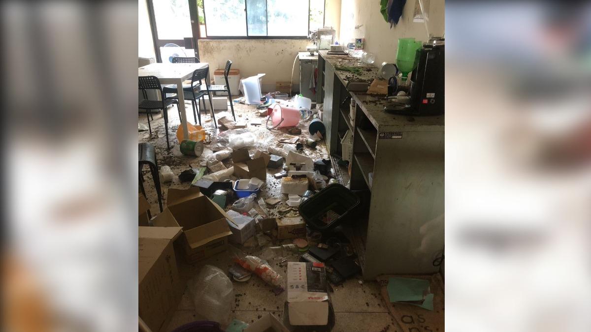 中山大學校園內出現多起獼猴搶食事件,咖啡社遭遇猴襲後宛如颱風過境,社內物品散落一地。(圖/翻攝中山大咖啡社臉書)