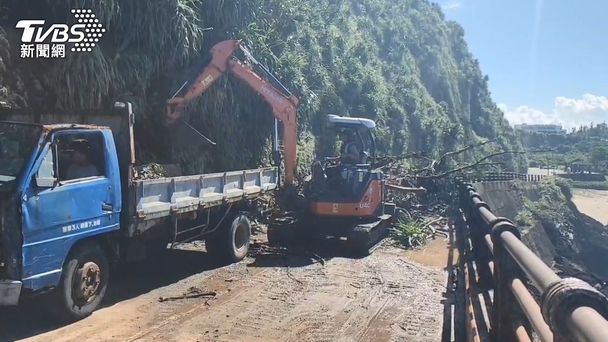 綠島環島公路大白沙路段出現邊坡坍塌，當地鄉公所立即派遣怪手進駐清運搶通。（圖／TVBS）