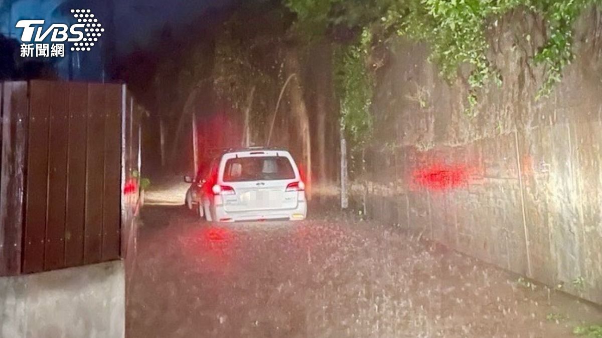 一家四口在返家途中誤闖淹水區，車輛拋錨導致他們一度受困車內。（圖／TVBS）