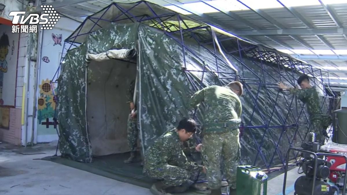國軍搭建沐浴帳篷。（圖／TVBS）