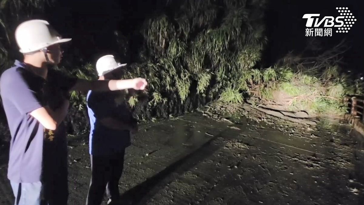 南橫公路台20線的向陽到初來路段因豪雨影響，出現大小落石不斷且地基不穩的情況。（圖／TVBS）