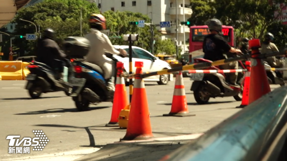 公館圓環工程告一段落,周遭道路進行重新鋪設。(圖/TVBS)