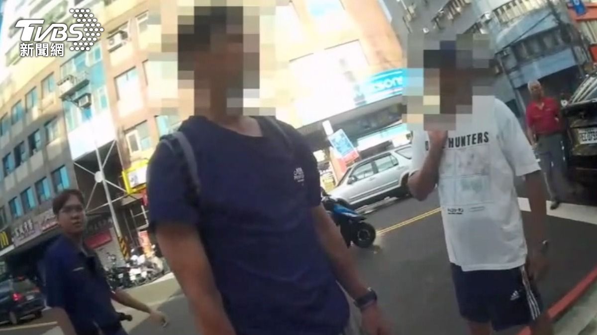 2名男子當街互毆,警方確認身分後,通報家暴。 (圖/TVBS)