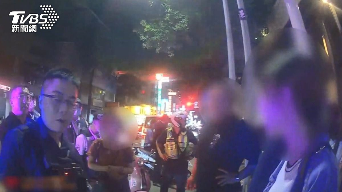 一名2歲男童在家長未能及時攔阻的情況下衝入馬路,遭機車擦撞。(圖/TVBS)