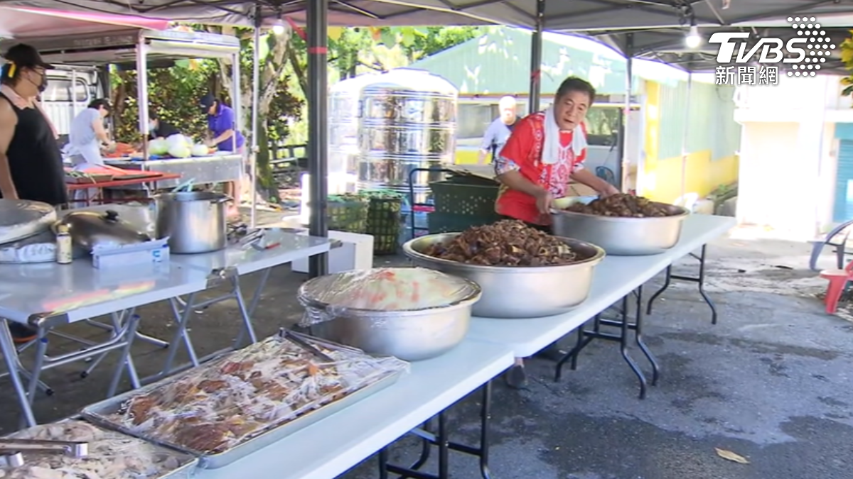 義廚團對前進花蓮光復為災民提供熱食。(圖/TVBS)