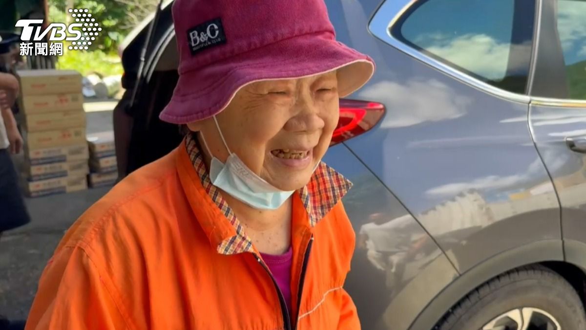 84歲劉阿姨即便沒什麼錢,還是買兩箱豆奶捐災區。(圖/TVBS)