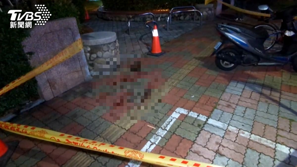 69歲黃友胸部、右手遭刺，導致氣血胸、多處撕裂傷血流如注。（圖／TVBS）
