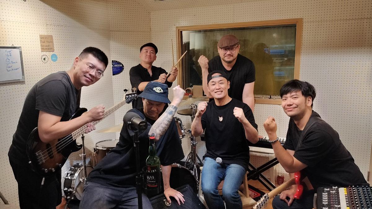 東尼大木和張三火速完成錄音。(圖/金陛娛樂製作有限公司提供)