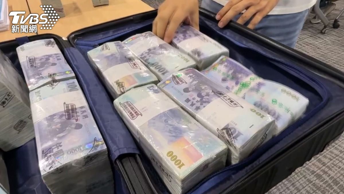 劉先生搬出1500萬元現金進行實測,展示一個20吋行李箱裝滿現金後重達19公斤。(圖/TVBS)