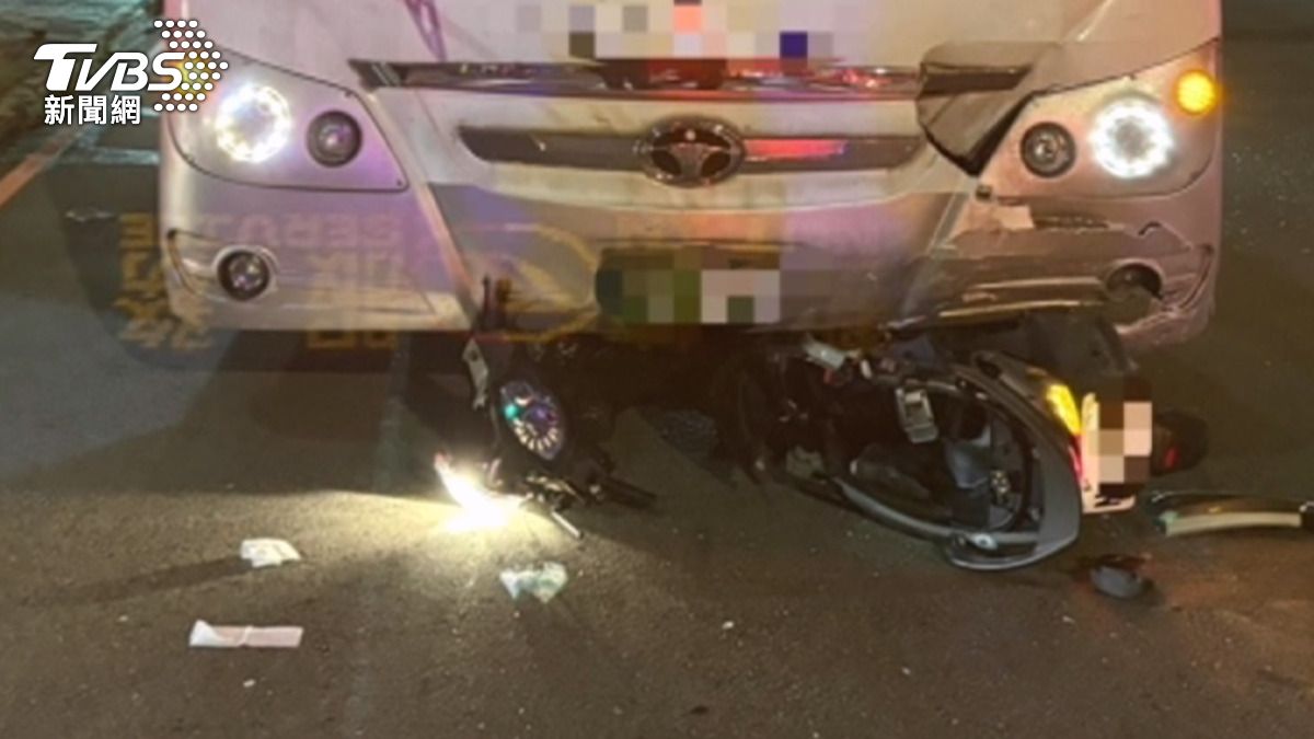 聯大兩學生疑闖紅燈遭客運撞飛！機車卡車底２人不治。(圖／TVBS)  