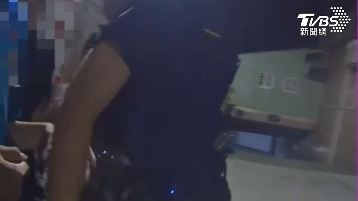 店員分不清香菸...新北男竟揮拳還亮刀 少年嚇壞衝出求救