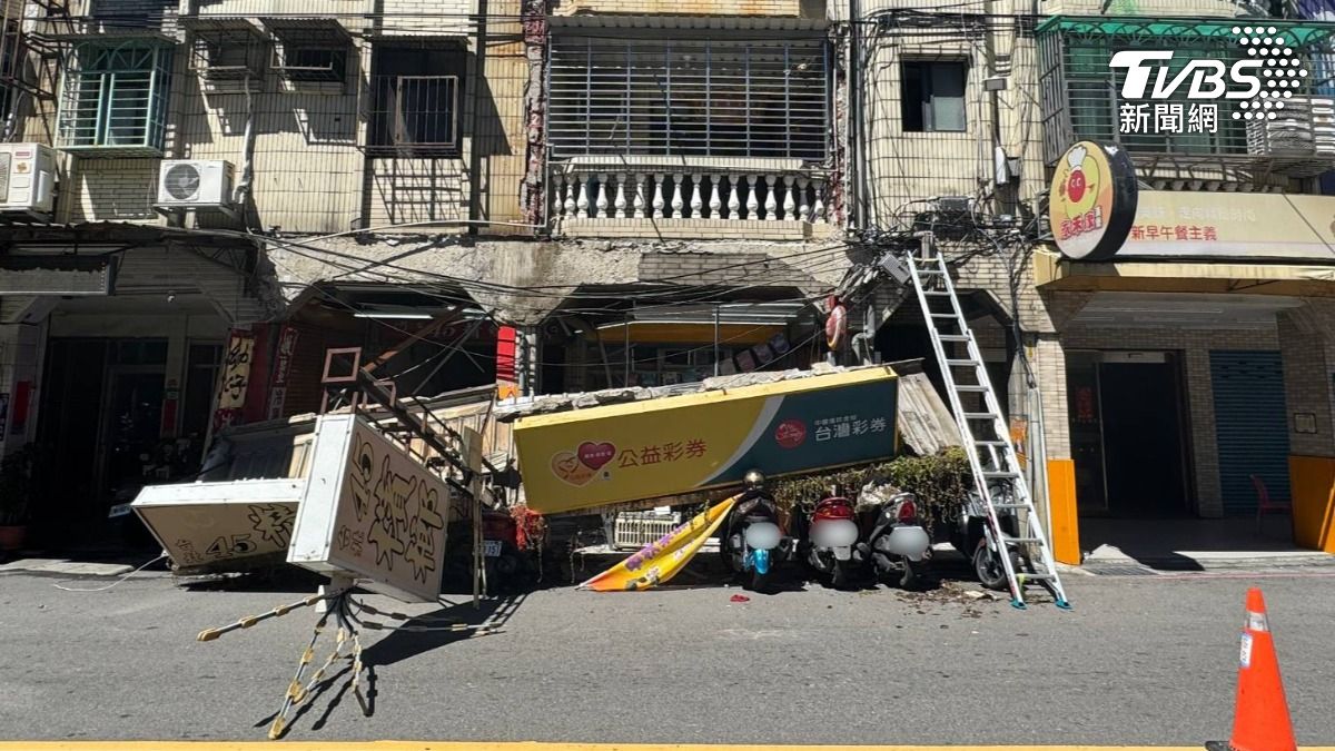 蘆洲民宅外牆、招牌大面積掉落!5機車遭砸毀 恐怖畫面曝