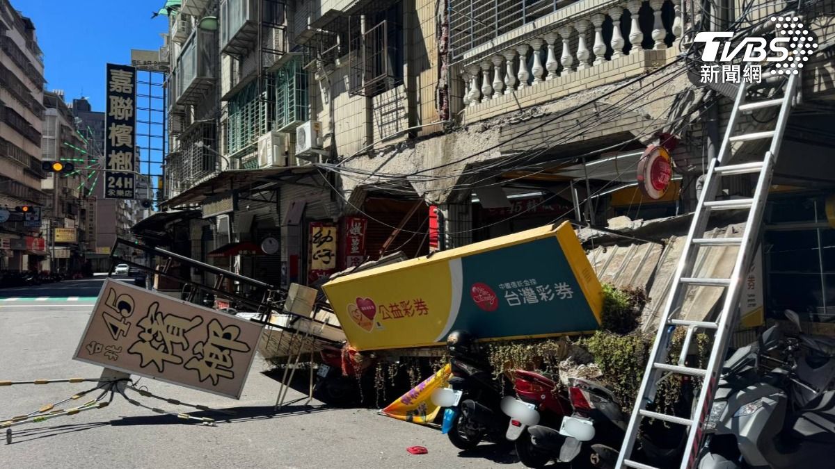 住宅外牆、招牌突然大面積掉落。(圖/TVBS)