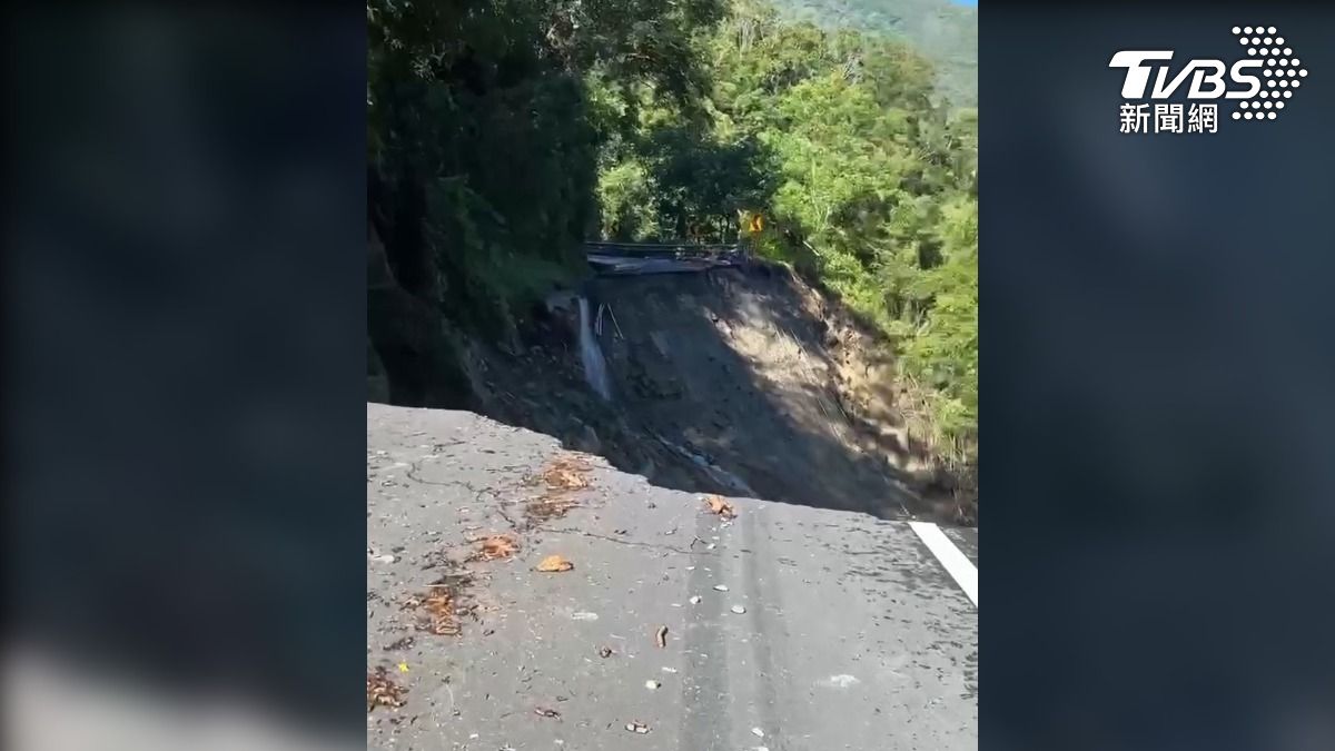 南橫公路海端鄉通往部落的彩霞隧道附近，出現大規模的路基掏空，柏油路直接被沖刷（圖／民眾提供）