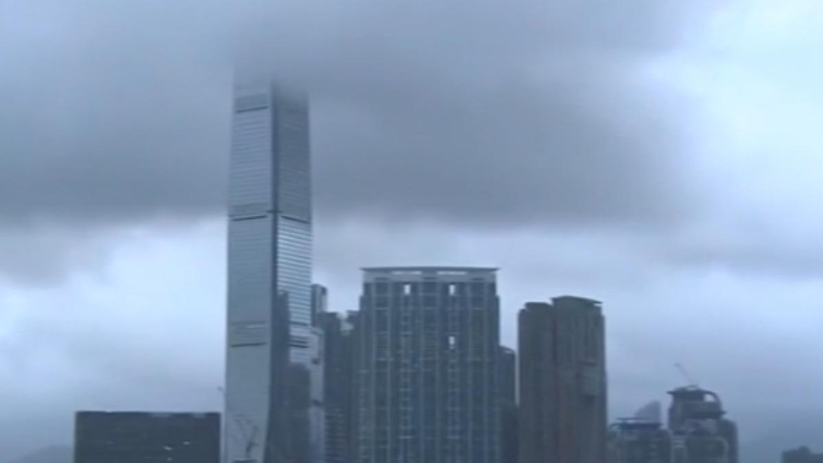 樺加沙遠離,但強雷雨區將報到,香港仍烏雲密布。(圖/TVB)