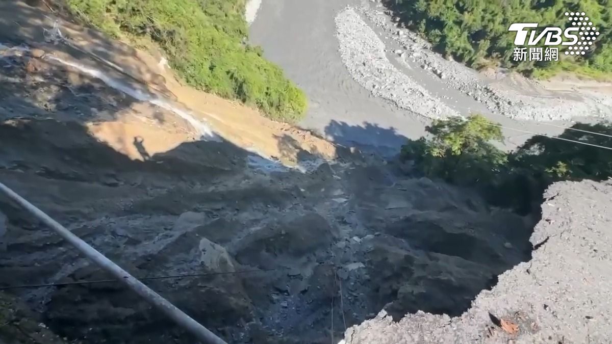 村民冒險拍攝，只差一步，腳下就是斷崖，出現大規模的路基掏空（圖／民眾提供）