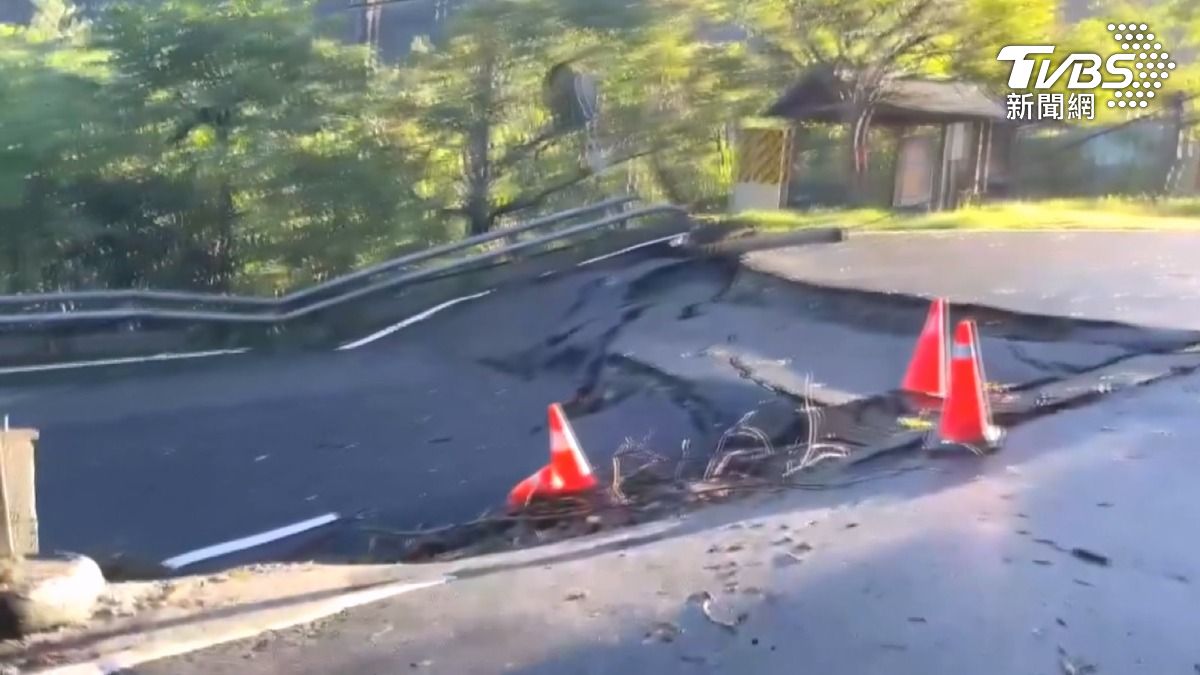 霧鹿部落也有村民拍下，整個柏油路變形，有的地方塌陷，有些地方異常隆起，電線桿也倒了（圖／翻攝臉書＠余瑋廷）