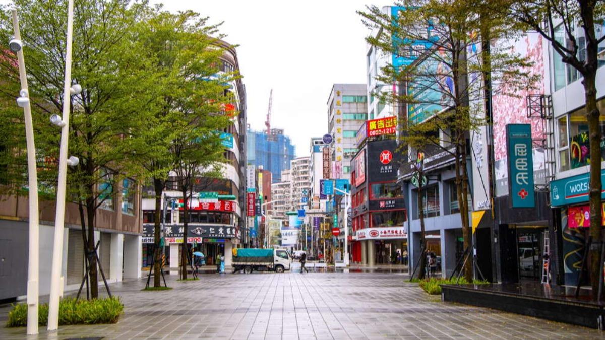 台灣1商圈沒落「一排店出租」 網不捨:學生時期滿滿回憶