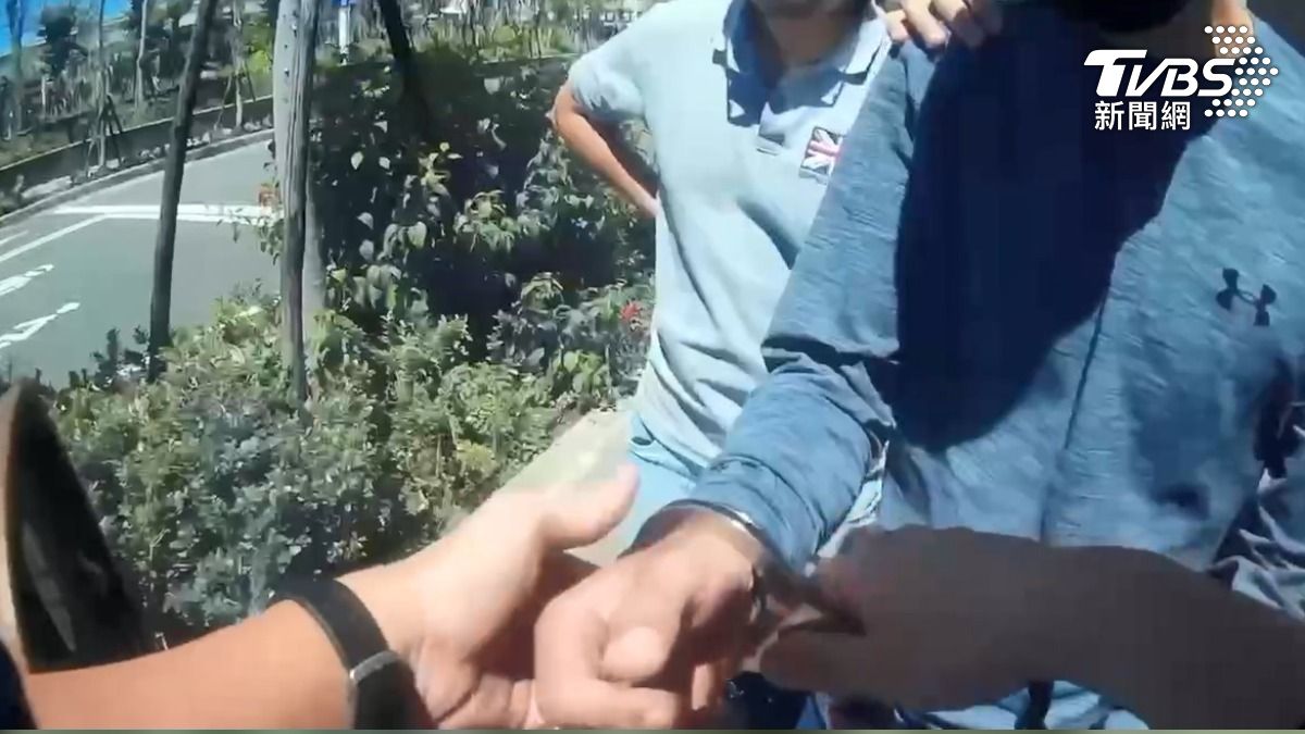 男子涉嫌偷走路邊車輛內的包包，包內有6千元現金，警方獲報後3小時內路邊攔截逮捕。（圖／TVBS）