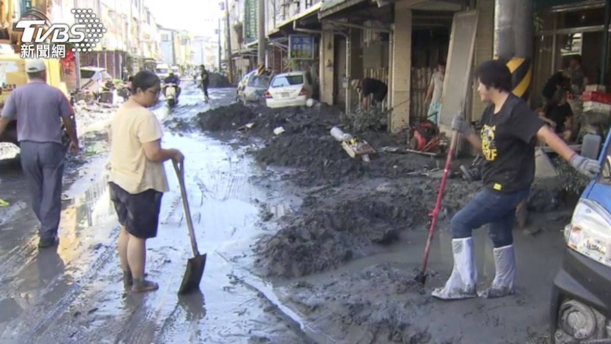 災民沒有機具幫助,只能用鐵鍬慢慢挖。(圖/TVBS)