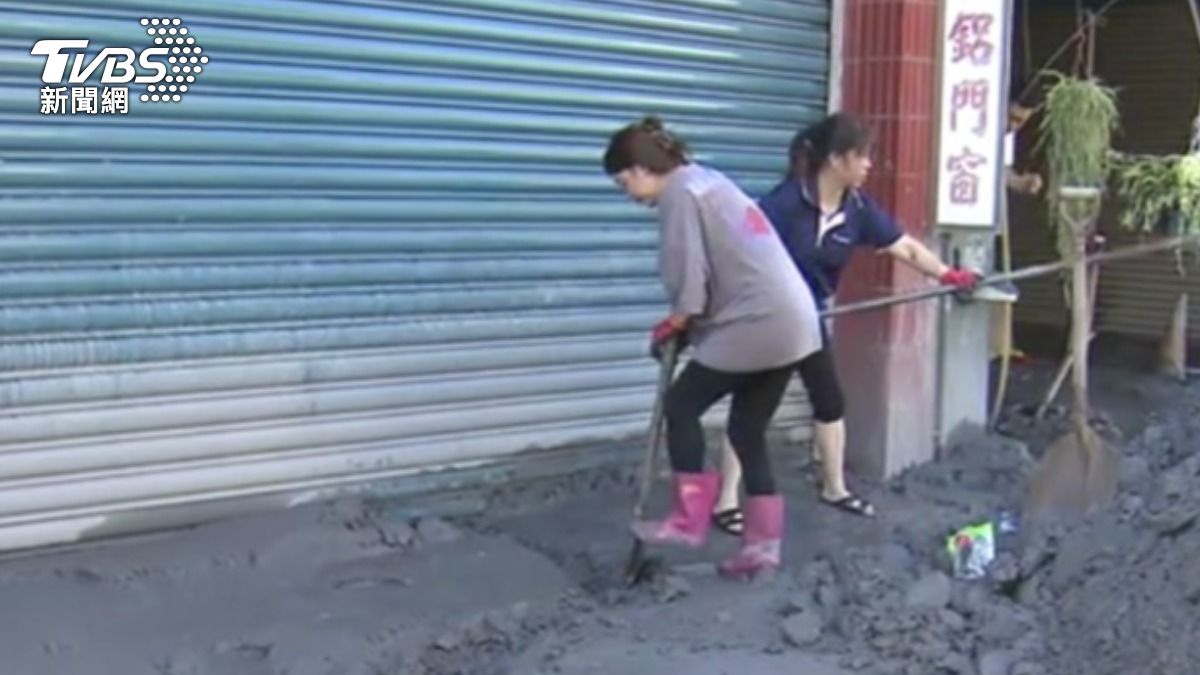 災民家鐵捲門被淤泥堵住。(圖/TVBS)