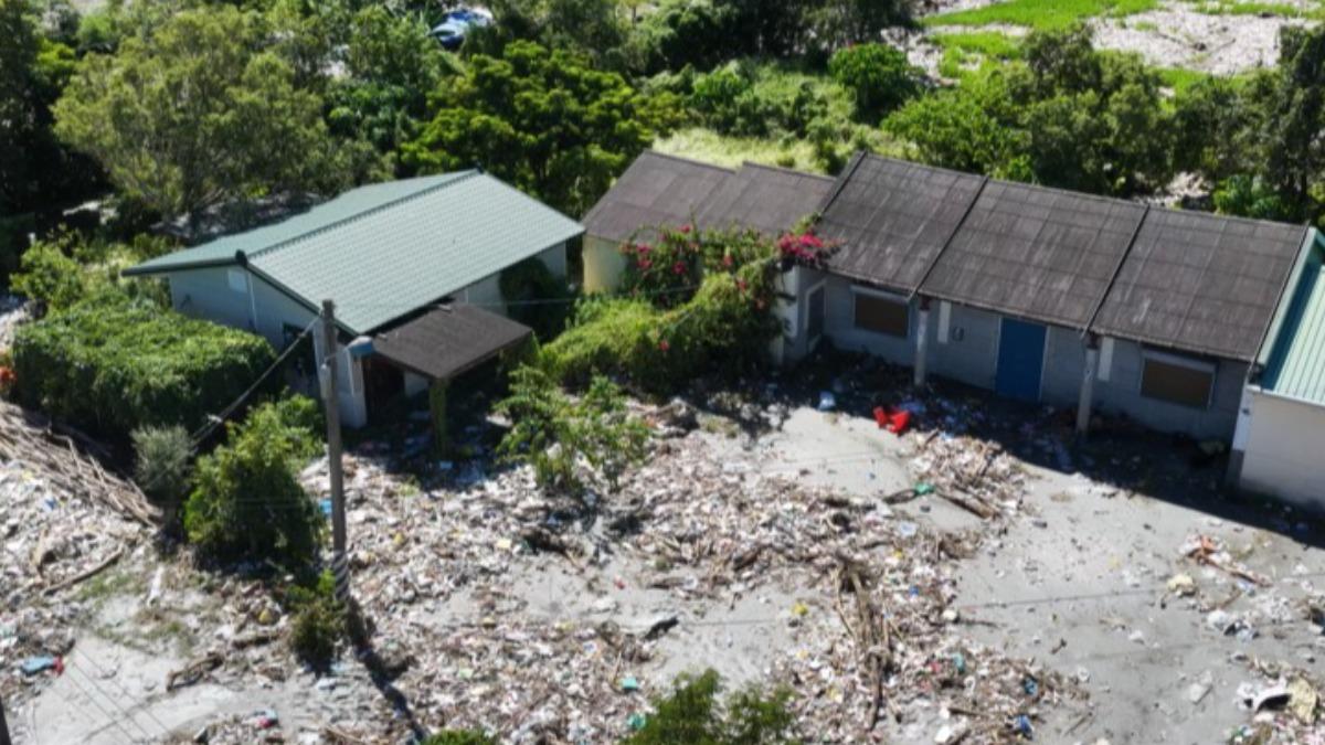 空拍機拍下居民家門口堆滿垃圾。(圖/花蓮縣社區大學空拍教師簡嘉信提供)