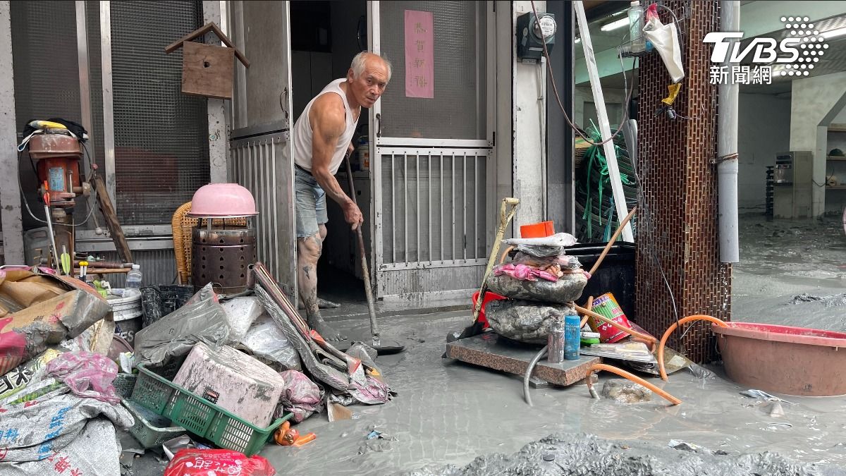 民眾整理凌亂的家園。(圖/潘建樺攝)