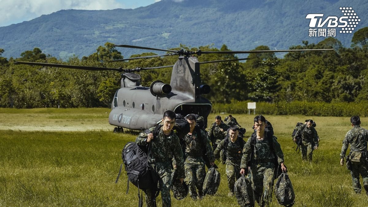 CH-47SD直升機，載運特戰兵力及工兵專業搜救裝備，增援災區搜救行動。（圖／國防部提供）