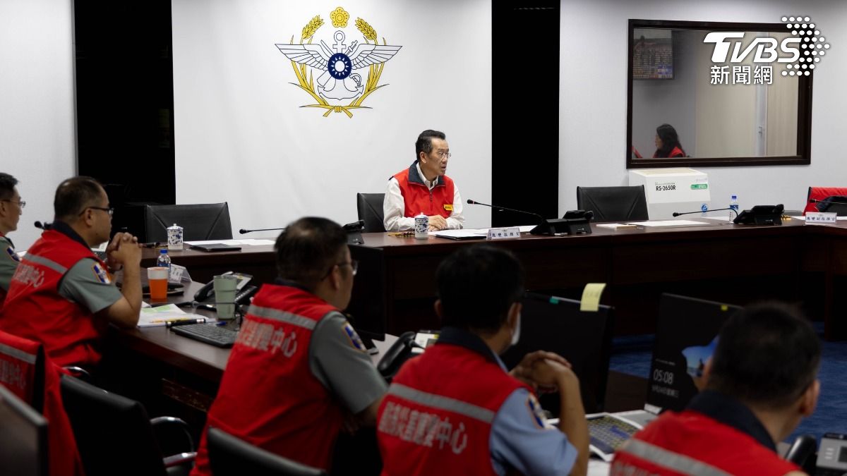 國防部24日傍晚進行「國軍災害應變中心」管制會議，由國防部長顧立雄主持。（圖／國防部提供）