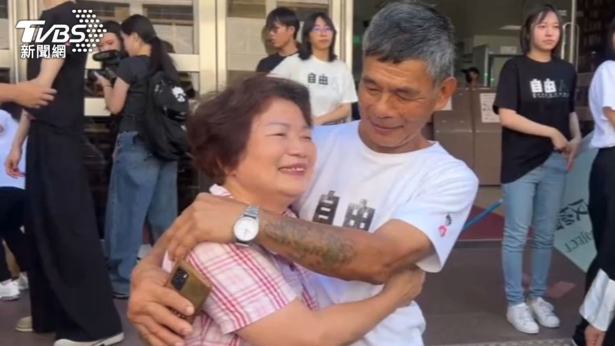冤獄19年獲判無罪,呂金鎧與姊姊相擁。(圖/TVBS)