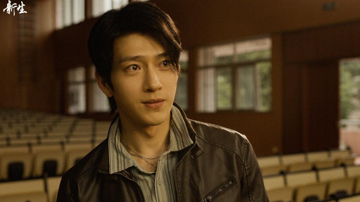 井柏然遊走在不同的人身邊。(圖/八大提供)