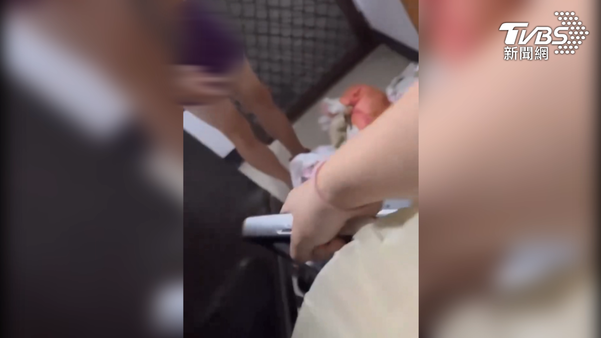 出門就看到鄰居阿伯,只穿著一條內褲在外閒晃,還說門要關好喔(圖/翻攝Threads_tai5858)