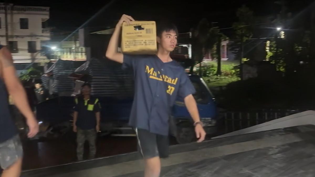 馬太鞍部落青年也是自發性協助,幫忙搬運物資、尋找失聯者。(圖/TVBS)